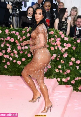 Kim Kardashian [ kim-kardashian ] - A little something for my lovely fans today 😉🍑 what do you