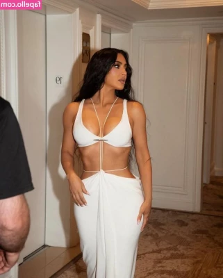 Kim Kardashian [ kim-kardashian ] - Hi love    I am Very hot   Like my picture  Love    Send me a massage