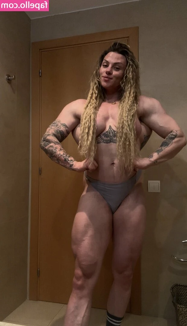 Vera Schroeder [ vera-schroeder ] - Bem malvadinha  em cima da mesa da cozinha