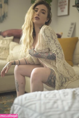 Theamandajean - buns out guns out