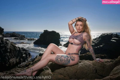 Theamandajean - Just cleaning the bench 🤣