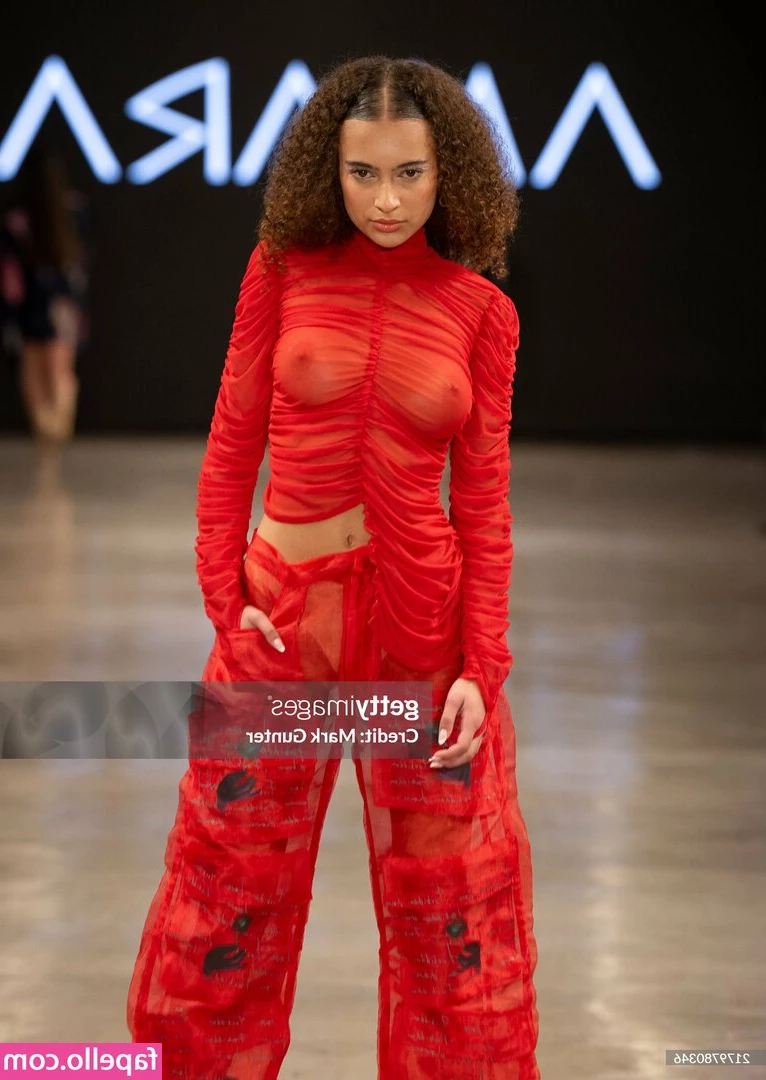Gabby Lana [ gabby-lana ] - Who wants to put there face under there