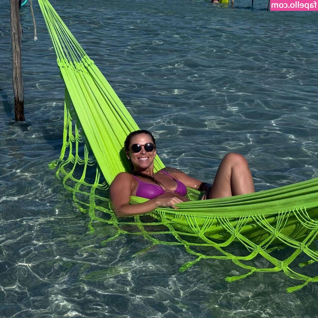 Taynah Buchweitz Espinoza [ taynah-buchweitz-espinoza ] - Come lick