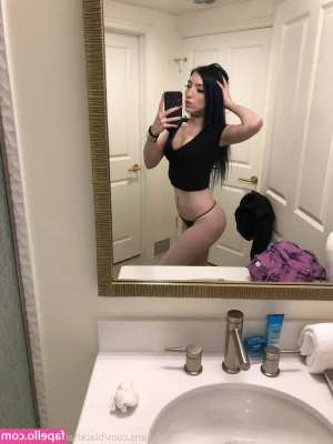 blackhairporcelainskin - Me acabo de bañar y. Quiero jugar bb 🤤🤤🤤🤤