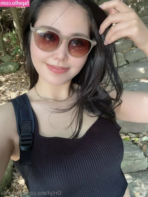 jgirlrena - Tight clothes, button popping, a few burps and two huge thighs
