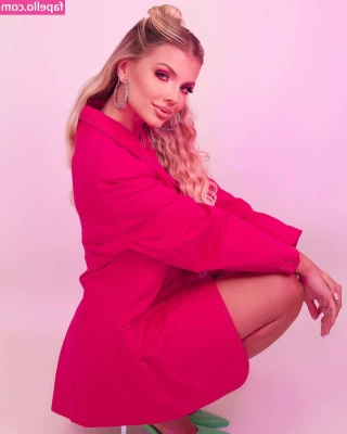 Carol Bresolin [ carol-bresolin ] - Hot all over my body