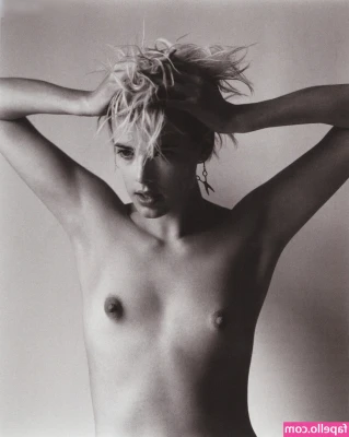 Agyness Deyn [ agyness-deyn ] - Idk how I feel about this photo  Any feedback