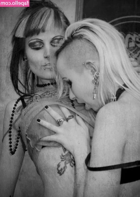 Triz Täss [ triz-tss ] - I love being slid into from the side