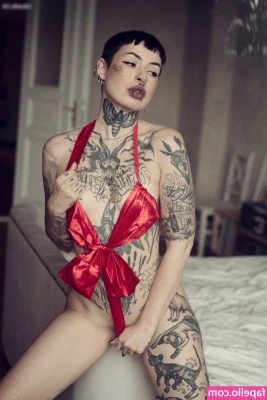 Triz Täss [ triz-tss ] - i m a good girl doing bad things