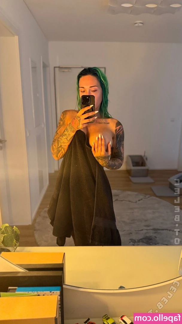 Sabrina Reiter [ sabrina-reiter-1 ] - I fucking love my ass lol  look at her go