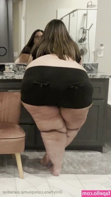 plump.paradise [ plump-paradise ] - Imagine your cock stroking my soles. How does it feel???