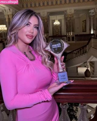 Wanda Nara [ wanda-nara ] - Here's your sign to start eating ass 🥵