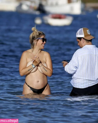 Wanda Nara [ wanda-nara ] - I could spend hours sunbathing and shaking my ass