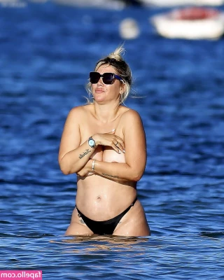 Wanda Nara [ wanda-nara ] - Uh oh daddy we made a mess