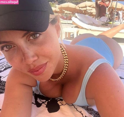 Wanda Nara [ wanda-nara ] - Happy almost Friday guys, comment what you are doing below.I wanna