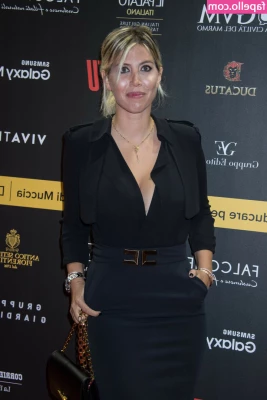 Wanda Nara [ wanda-nara ] - find these passion flowers every time I go for a walk
