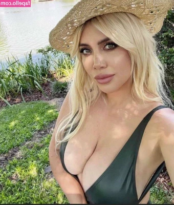 Wanda Nara [ wanda-nara ] - Your sexy secretary is hot