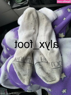tinykittie - Probando el vibrador rosa  mira como entra y sale húmedo part 1