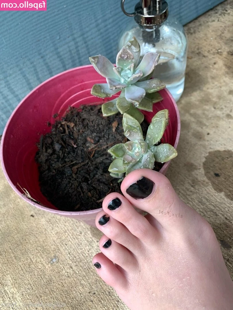 tinykittie - 🇬🇧 MY NEW FRIEND IS A NAUGHTY GIRL😈 Look how she sucks my