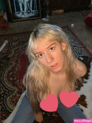 Kornbreadqueen - Right now I want to find a sexy guy and make him cum for me    Who