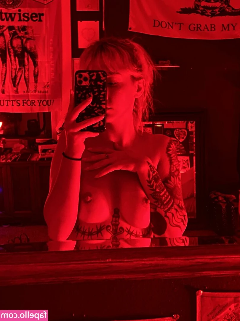 Kornbreadqueen - lunaanitabelle is the Moo    -who wants a glass of milk   Click