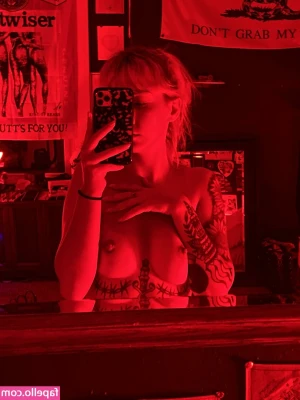 Kornbreadqueen - lunaanitabelle is the Moo    -who wants a glass of milk   Click