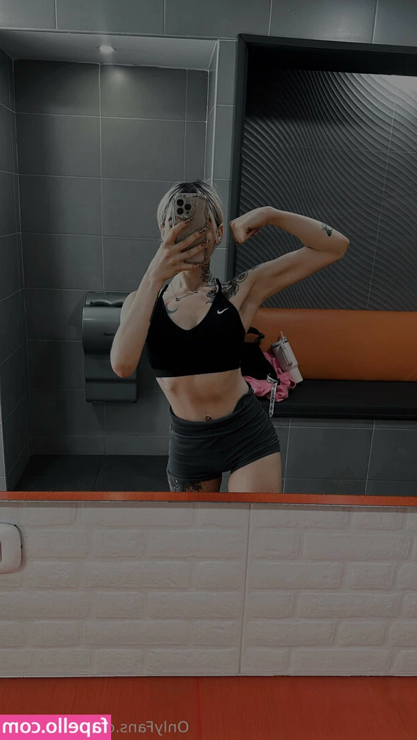 taamaara - Discovering my guy best friend has a footfetish, ends in footjob with