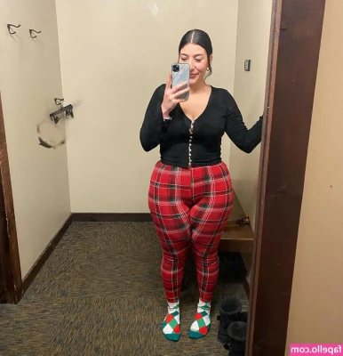 macaronimicaela - I'm ready and waiting for your money daddy 😜