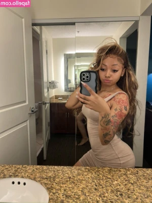 admire_raii [ admire-raii ] - Tickle video  @g_goldensoles and I were just hanging out when she