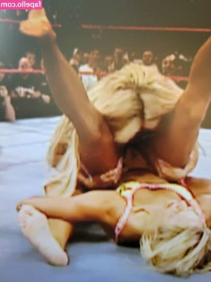 WWE Torrie Wilson [ wwe-torrie-wilson ] - Late Night Spaziergang