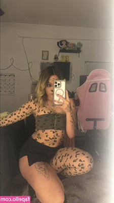 alexisp3102 - Who wants to treat my tiny butt hole to a big butt plug?