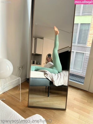 Zoeywgr - waking up like...
