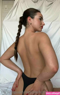 NaughtyCola - Jiggle jiggle