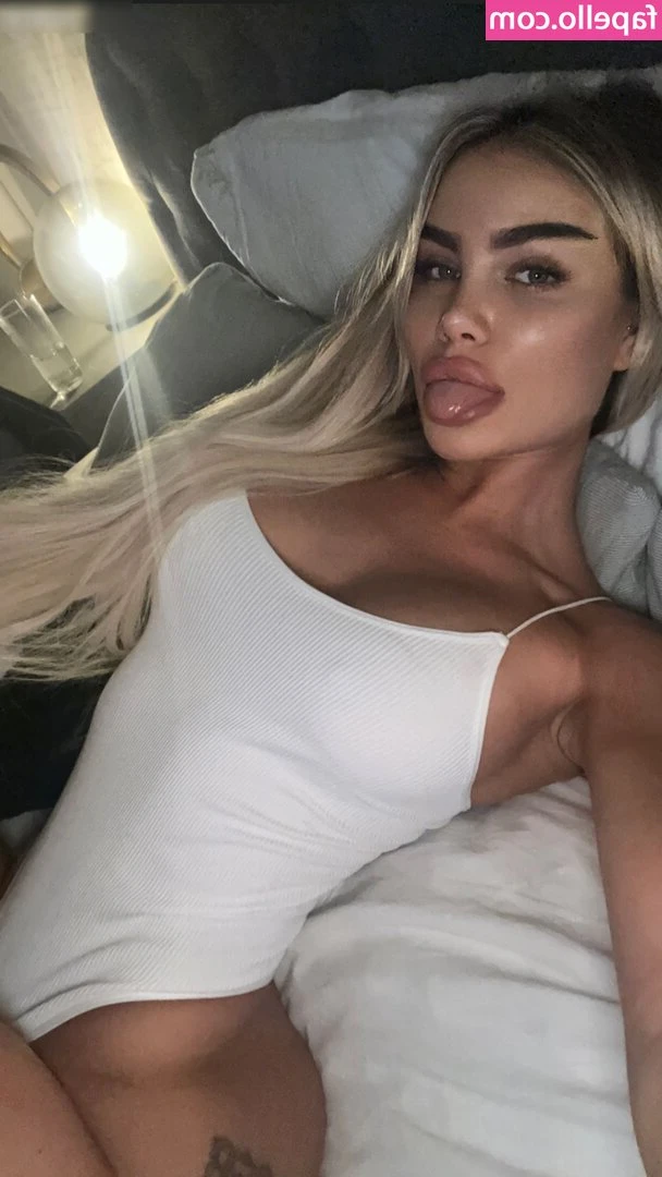 Icy.bebe [ icy-bebe ] - I feel....exposed...oh and I feel the wine 😜