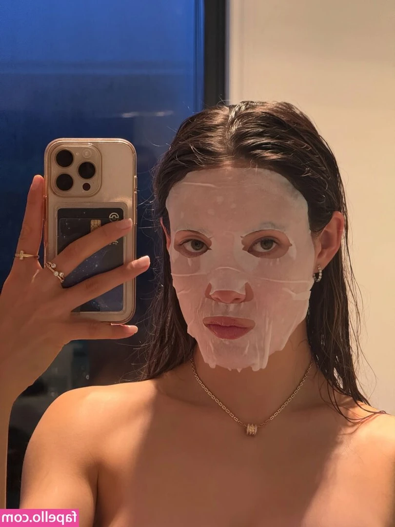 Eileen Gu [ eileen-gu ] - Mirror selfie for ya troubles