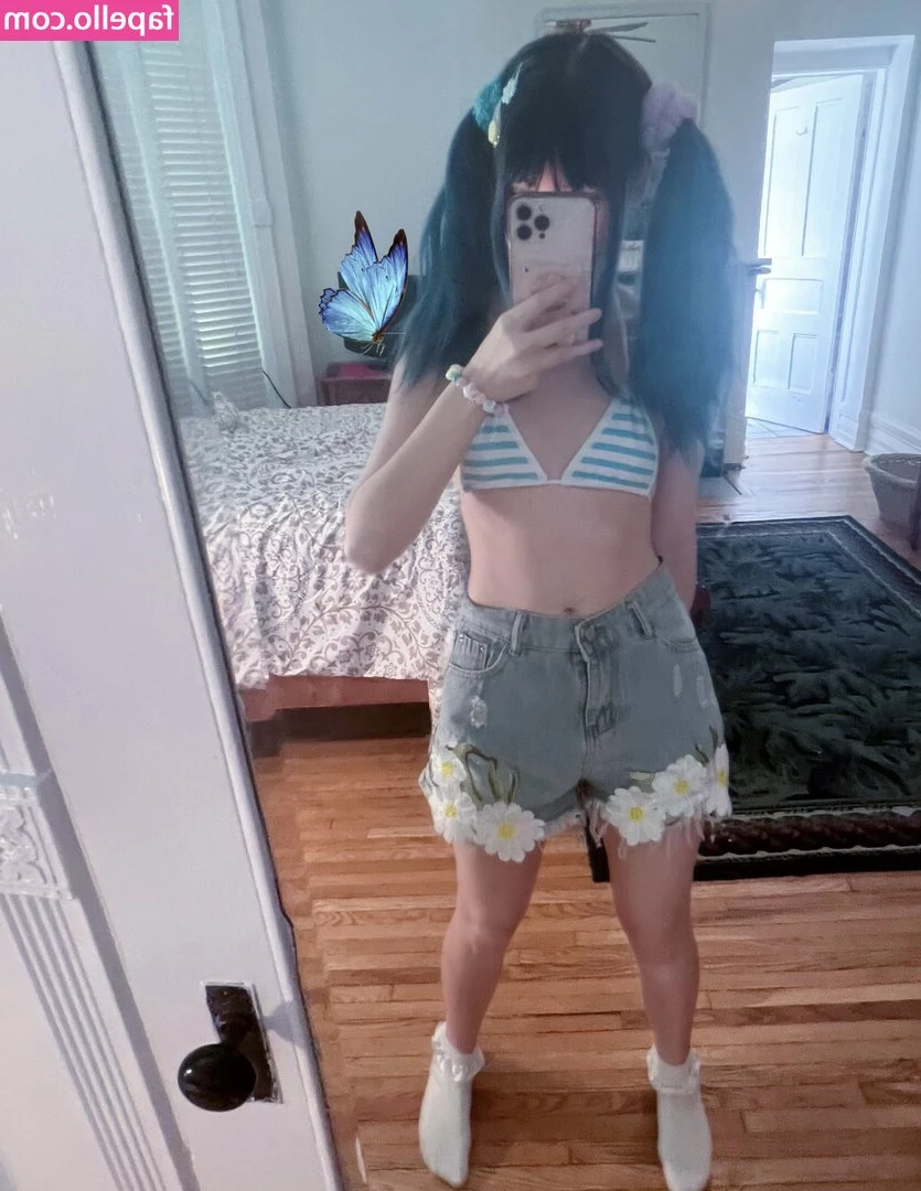 LittleNiiVT - Kitten wants to play! 💕😻 what should she do in this cute
