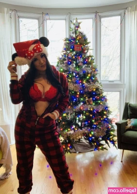 Shaul Guerrero [ shaul-guerrero ] - My first ever twerk video, featuring my feet ✨ I’m not much of a