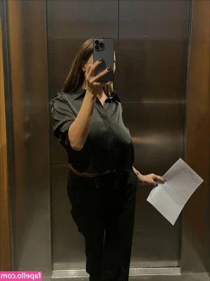 Suzanna Kurman [ suzanna-kurman ] - How's my tan doing? 😏 🌞