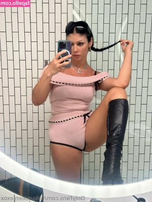 MissQueenieXOX - Check your inbox  you naughty little sluts    I have any upcoming