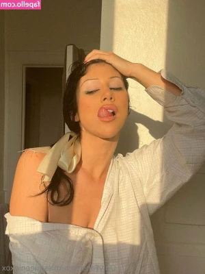 MissQueenieXOX - I m bored and tipsy in my hotel  slip into my DMs and let s play