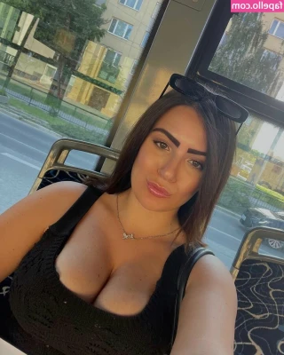 Renata Corvino [ renata-corvino ] - Have you ever slipped on something and landed on it like this? 🤔