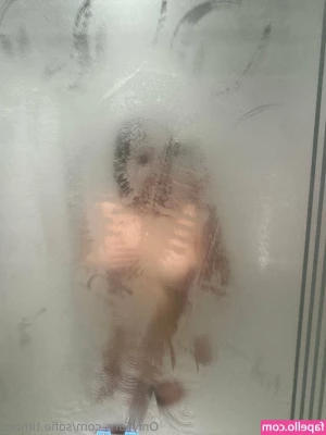 Sofie Timber [ sofie-timber-1 ] - Snuck a pic while my friends were inside