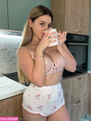 Sofie Timber [ sofie-timber-1 ] - Which side do you prefer