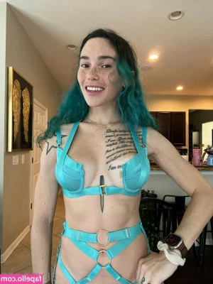 Eevee Bee [ eevee-bee ] - Little morning wake and bake w titties