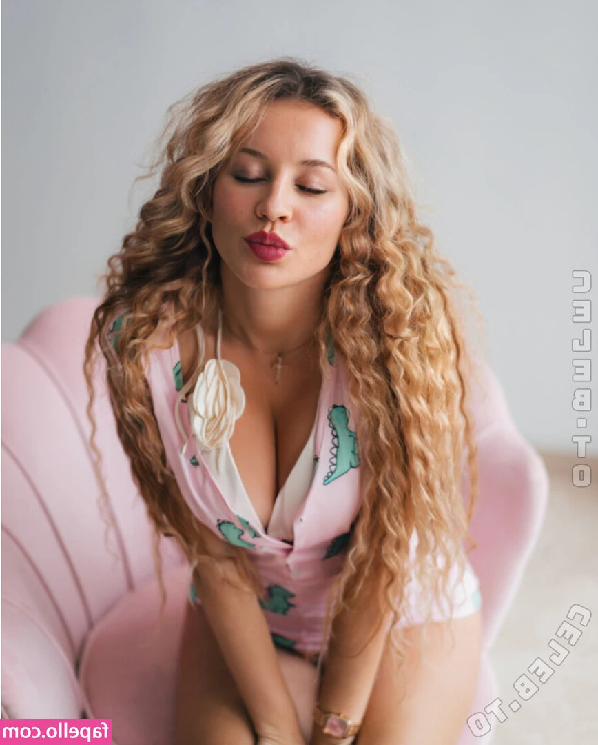Christina Shakira [ christina-shakira-16 ] - bit of an oral fixation