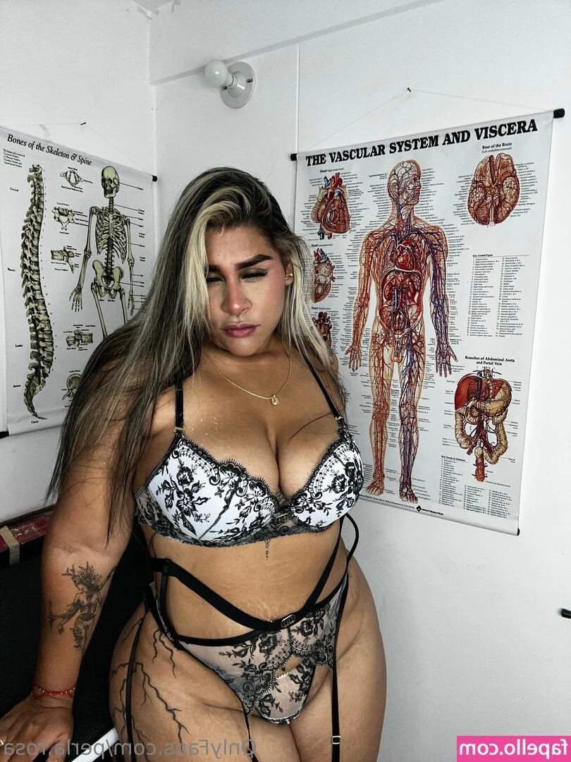 perla.rosa [ perla-rosa-1 ] - bare soles & bare tits 😊