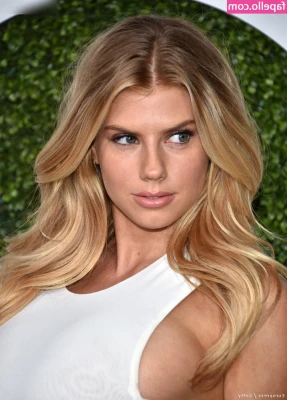 Charlotte McKinney [ charlotte-mckinney ] - Awkward public flashing inside Target 😋😂