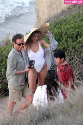 Charlotte McKinney [ charlotte-mckinney ] - Fresh out of the shower randomness