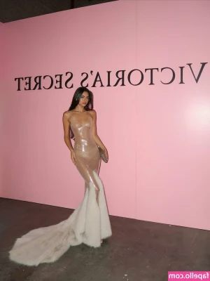 Nicole Sahebi [ nicole-sahebi ] - Hi baby how are you  What part of my body would you like to see