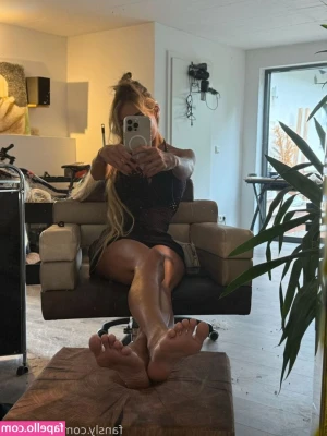 Sandylein [ sandylein-69 ] - Good night 😚 have sweet dreams of my sweet pussy 🌙💫
